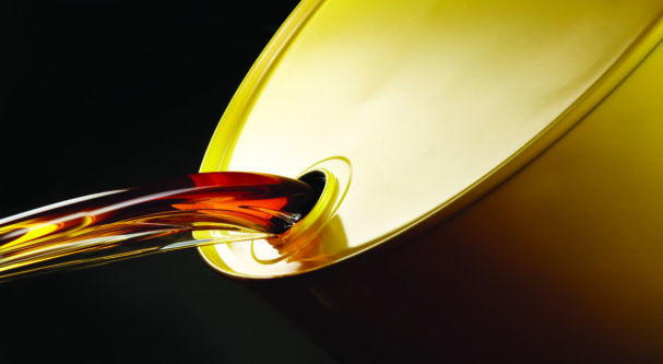 TW0522_oil-pouring-from barrel.jpg