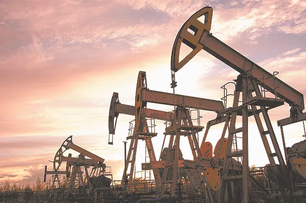 TW0823_oil pumps.jpg