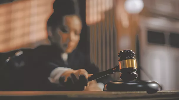 TW0124_female judge with gavel.jpg