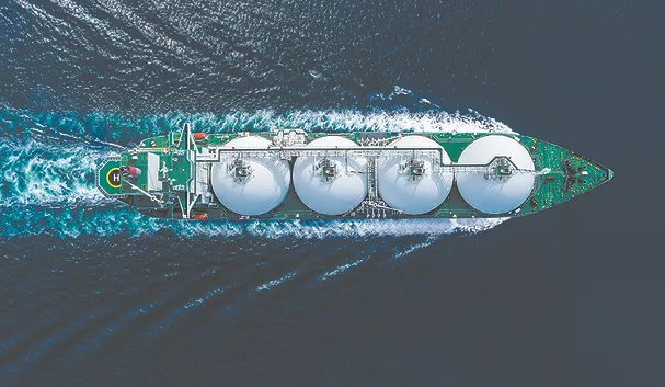 TW0225_LNG tanker on the ocean.jpg