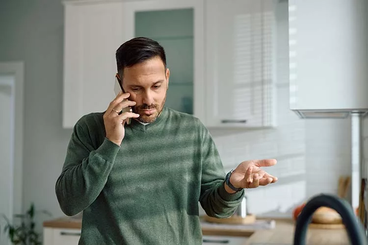 PHCN0425_unsatisfied customer.jpg