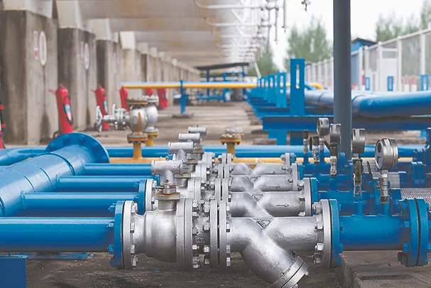 TW0925_valves at gas plant.jpg
