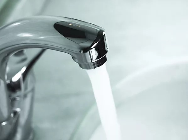 PE1025_faucet filling bathtub.jpg