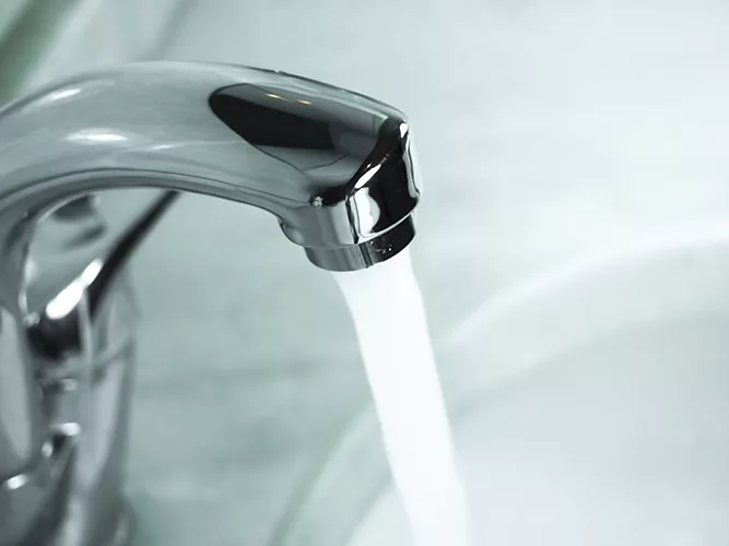 PE1025_faucet filling bathtub.jpg