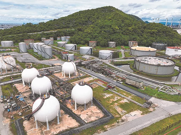 TW1025_ liquified natural gas storage tanks.jpg