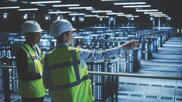 TW0726_datacenter technicians.jpg
