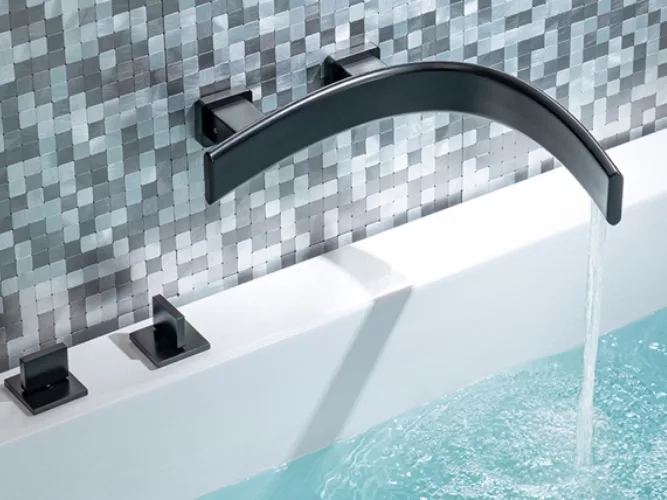 Flusso Curve Faucet Collection.jpg